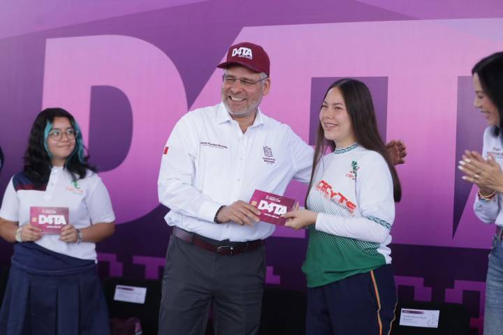 Entrega Bedolla en Uruapan chips de internet del Programa D4TA, Datos Gratis