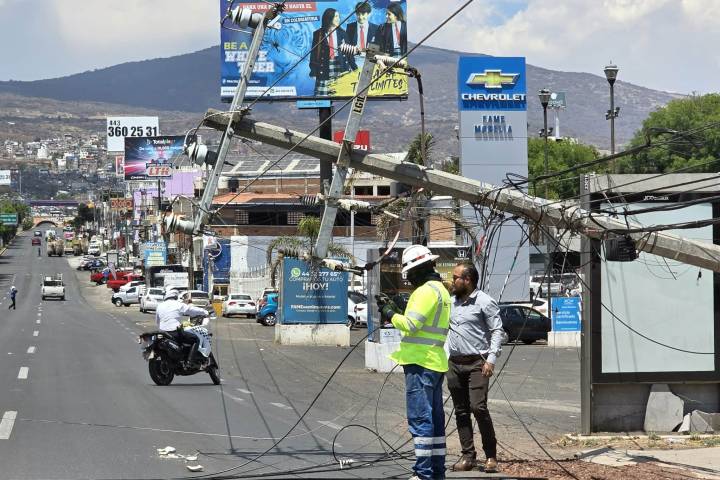 Camión chatarrero se atora en cableado y derriba postes de la CFE