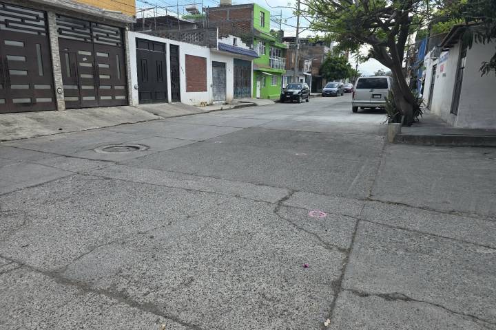 Empistolados balean a 2 jóvenes en moto en la colonia La Esperanza