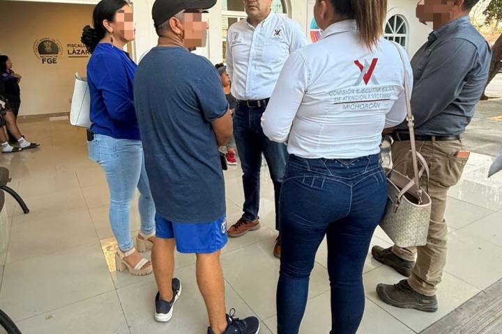 Gobierno del Estado brinda atención directa a familiares de maestras víctimas en Lázaro Cárdenas