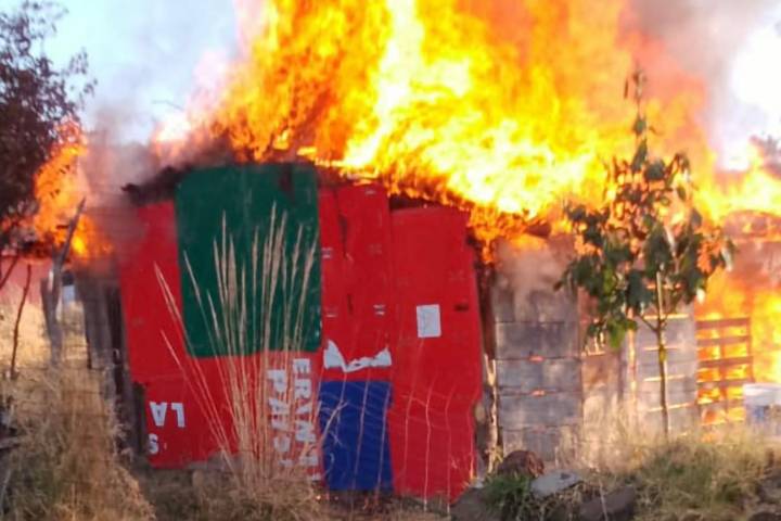 Arde choza en la colonia San Isidro Itzícuaro, Morelia