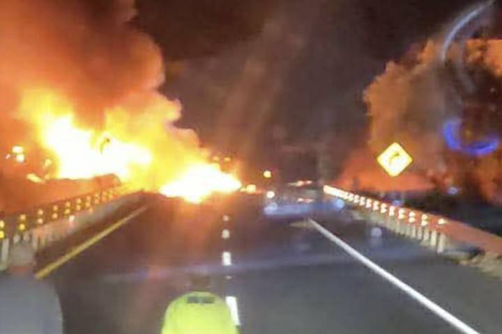 Tractocamión se incendia tras volcar en la México-Guadalajara