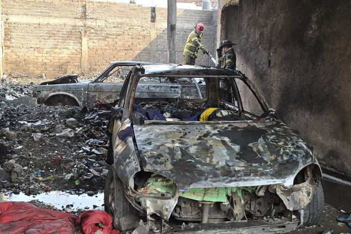 Arde casa en obra negra en la Esther Tapia de Morelia; dos autos terminan calcinados
