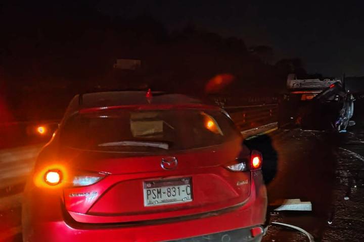 Vuelca automóvil y segundos después es chocado por otra unidad, en la Siglo XXI