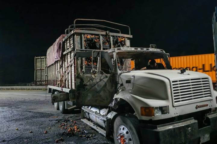 Se incendia torton cargado con jitomate en la caseta Zirahuén de la autopista Siglo XXI