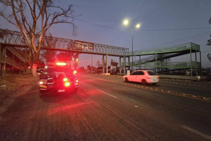 Se registra choque entre autobús y auto en la Morelia-Quiroga
