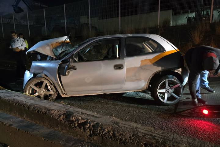 Choque de auto contra objeto fijo deja un muerto y tres heridos en el Libramiento Poniente de Morelia
