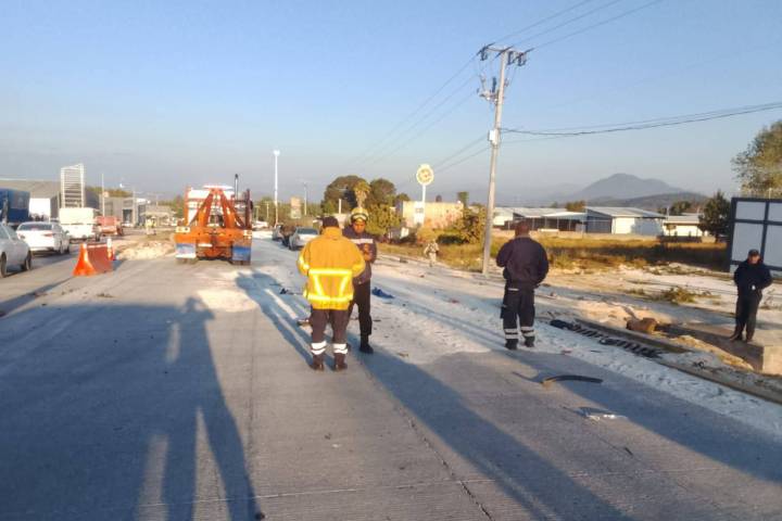 Tráiler cargado con fertilizante participa en choque múltiple que deja 5 muertos y 6 lesionados en la Toluca-Zitácuaro