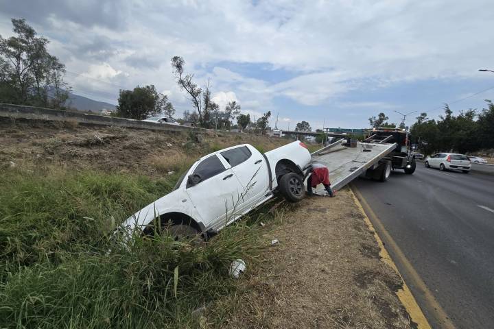 Se accidenta camioneta cerca del Estadio Morelos