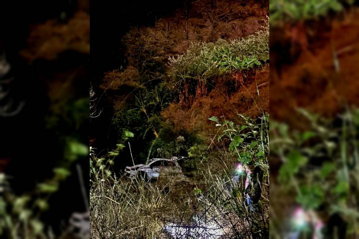 Taxi se desbarranca en la carretera Uruapan - Lombardía; hay un lesionado