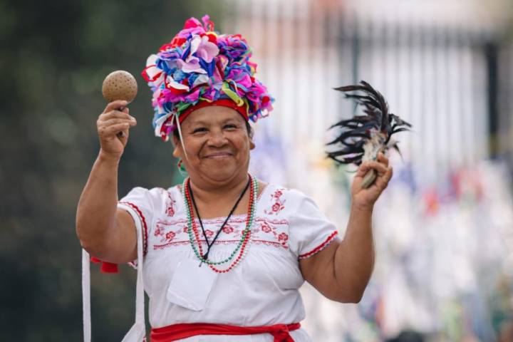 Tianguis de Domingo de Ramos celebra la riqueza textil de los pueblos originarios
