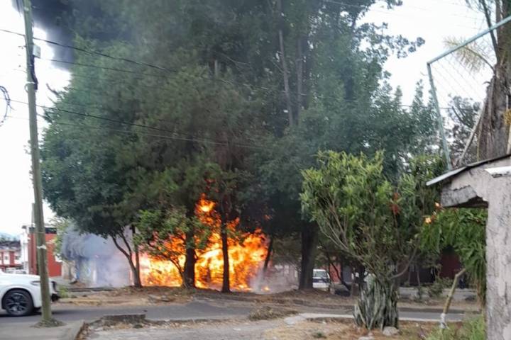 Voraz incendio consume taller de hojalatería, en La Mora de Uruapan