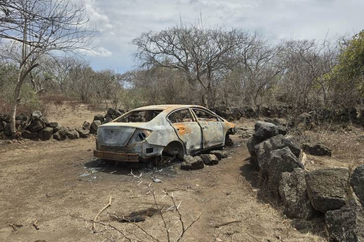 Hallan vehículo desvalijado y calcinado en brecha El Cerrito Itzícuaro-Villas del Pedregal