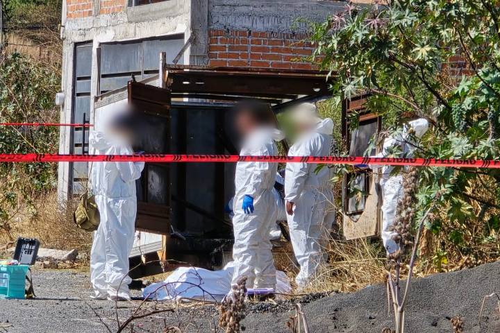 Hallan cadáver femenino calcinado en una caja seca de camioneta, en Atapaneo