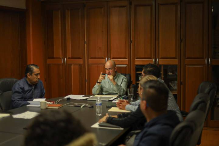 Adolfo Torres dialoga con locatarios para atender suministro de agua en el Mercado de Abastos