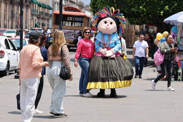 Turistas y visitantes disfrutan de la Semana Santa en Morelia