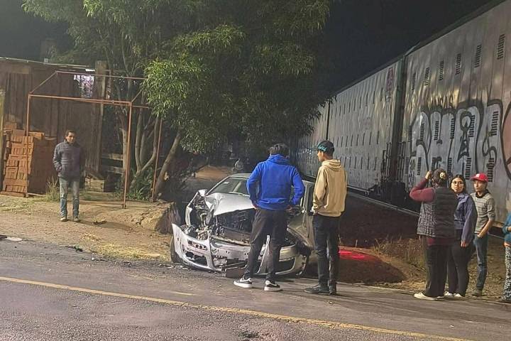 Auto es impactado por el tren en Tzurumútaro