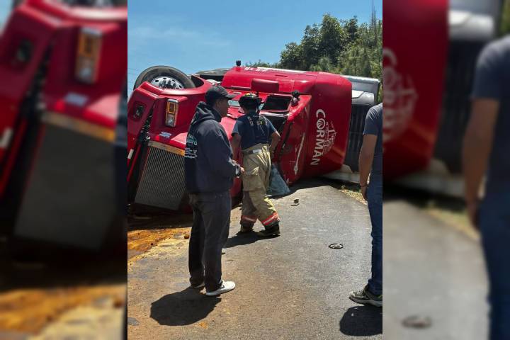 Volcadura de tráiler deja dos lesionados, sobre la carretera "libre" Uruapan-Lombardía
