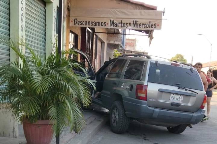 Un muerto y un herido saldo de fatal accidente vehicular en Apatzingán