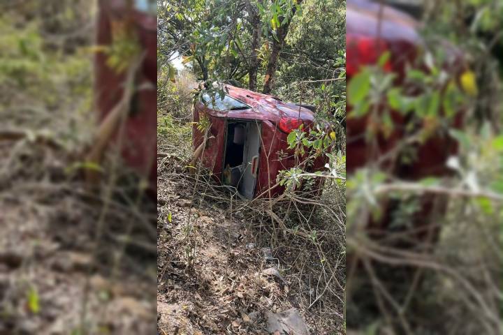 Auto cae a barranco en la Quiroga-Zacapu; mujer y sus dos hijos quedan heridos