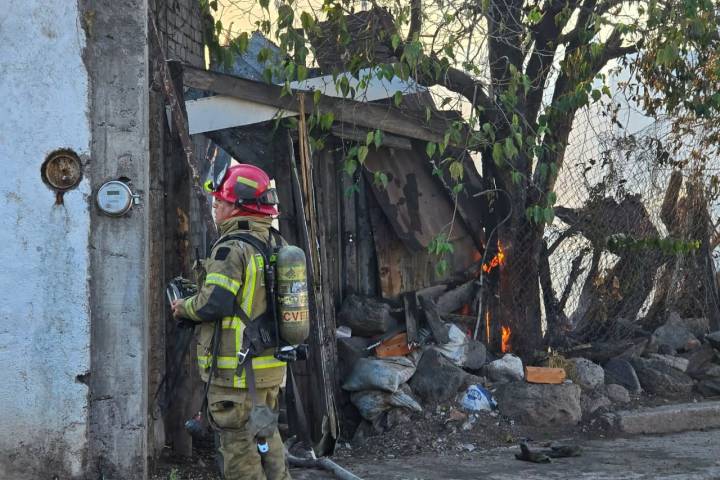 Arde vivienda en la colonia La Esperanza, al poniente de Morelia