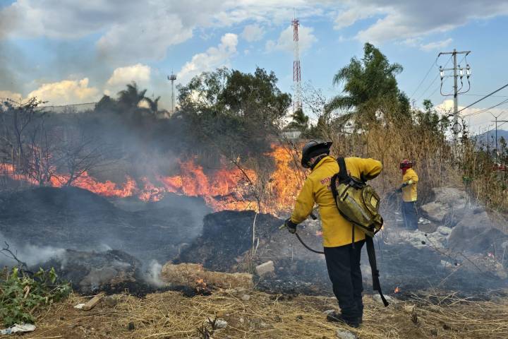 Se registra incendio de pastizal a pocos metros de una vulcanizadora en Villas de la Loma