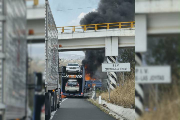 Tractocamión góndola se incendia tras accidente en la Pátzcuaro-Cuitzeo; chofer sale ileso