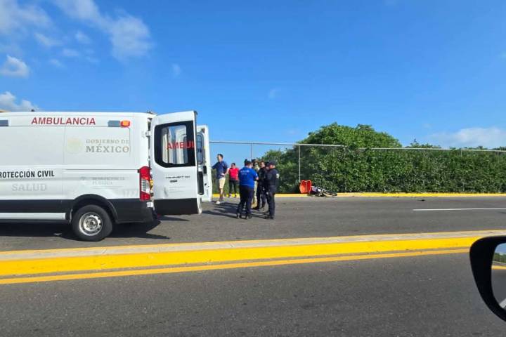 Motociclista "mandadito" muere al derrapar, en el acceso al Boulevard Playero Bicentenario