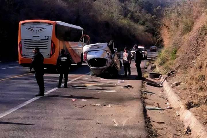 Volcadura deja una persona lesionada, en la Autopista Siglo XXI