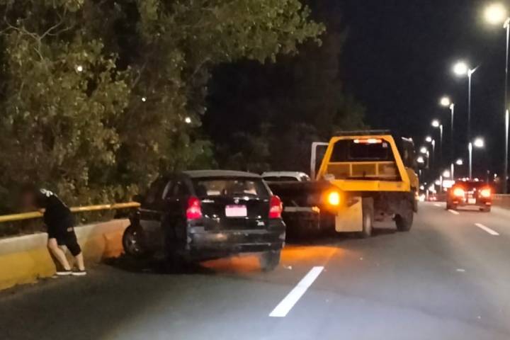 Auto choca contra barrera de protección del Libramiento Norte de Morelia