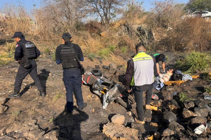 Dos hermanos heridos al caer a un barranco con su moto, en Ecuandureo