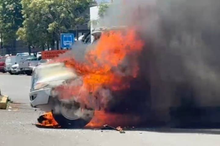 Manifestantes de Arantepacua queman camión repartidor frente a la FGE