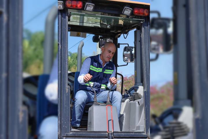 Adolfo Torres recorre obra sanitaria en colonia Lago I