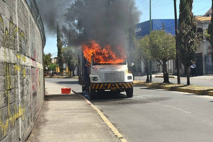 Manifestantes de Arantepacua causan destrozos e incendian vehículos en Morelia