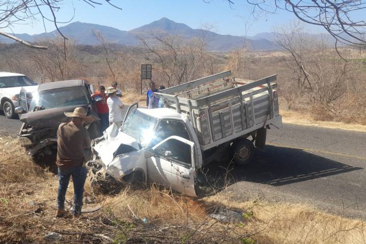 Choque en carretera Huetamo-Churumuco deja una mujer muerta y cinco lesionados, entre ellos un menor