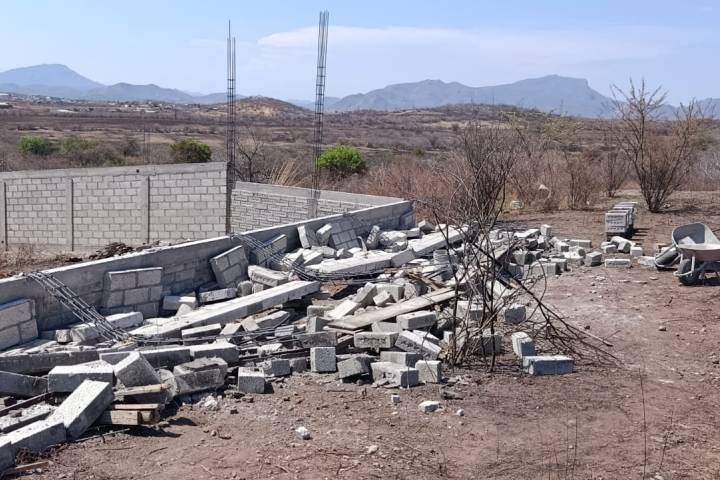 Colapso de barda en obra deja un trabajador muerto y otro gravemente herido en Huetamo