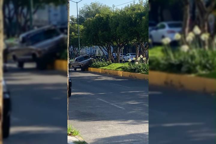 Camioneta termina accidentada sobre un camellón tras ser chocada por otro vehículo, al sur de Morelia