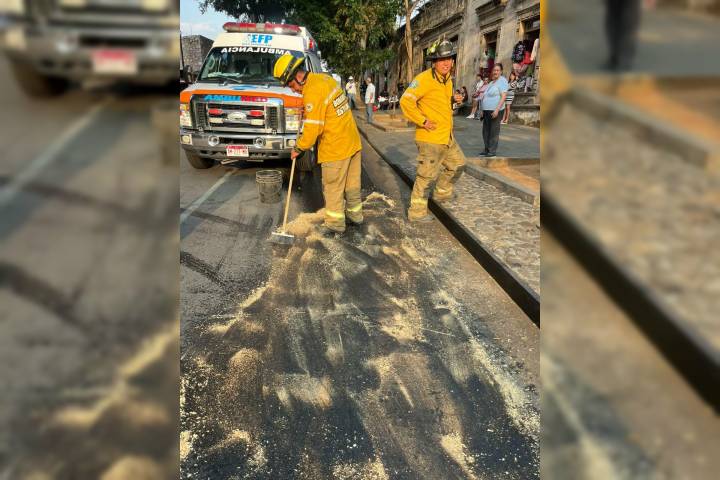 Derrame de aceite causa accidente de moto en la Madero Poniente de Morelia; mujer queda herida