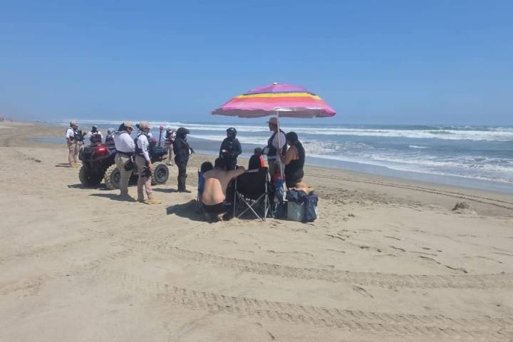 Salvavidas rescatan a familia guanajuatense arrastrada por el mar, en Playa Azul