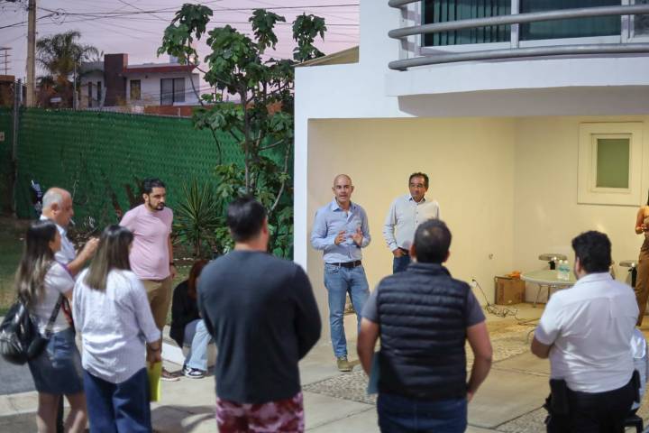 Adolfo Torres informa y atiende a vecinos de Las Cruces ante transición en servicios de agua