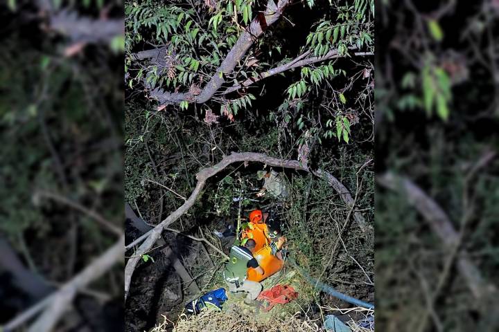 Paramédicos rescatan a motociclista que se fue a un barranco, en Tacámbaro