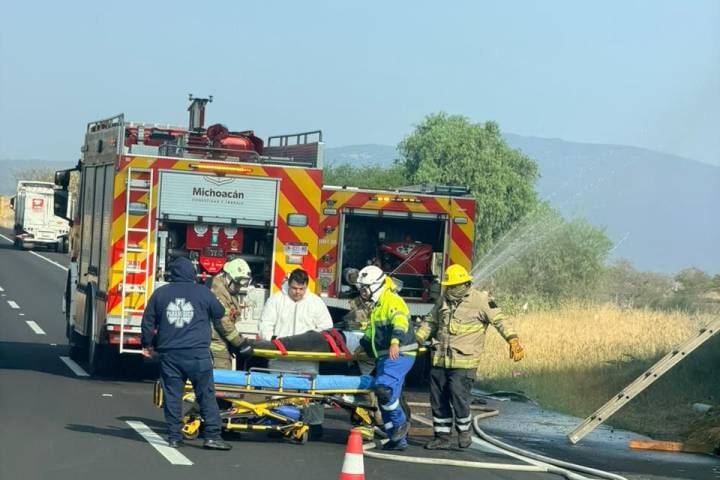 Coordina CRUM atención tras accidente de autobús en la Autopista de Occidente