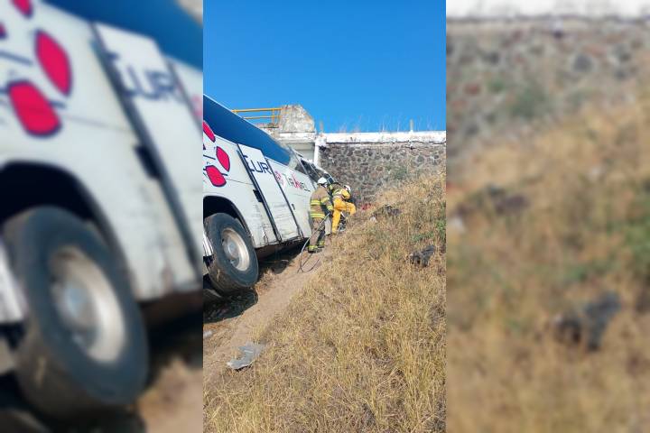 Autobús turístico se accidenta en la México-Guadalajara; hay 2 heridos