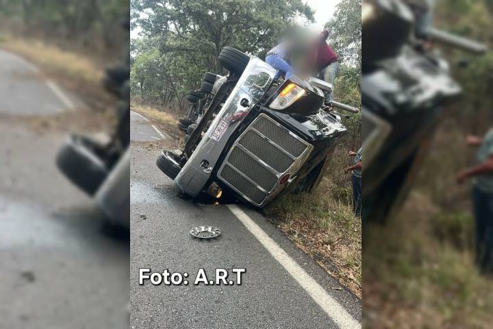 Vuelca tractocamión en la Morelia-Quiroga