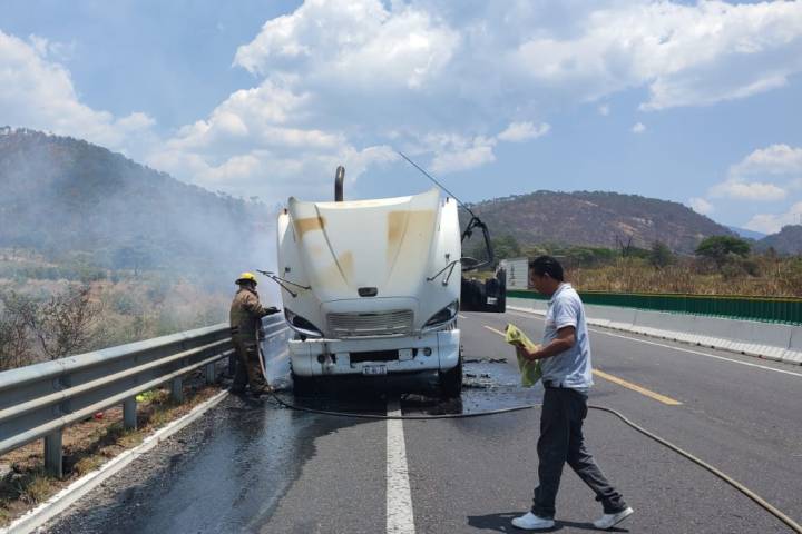 Arde tráiler sobre la autopista Siglo XXI; no se reportan víctimas