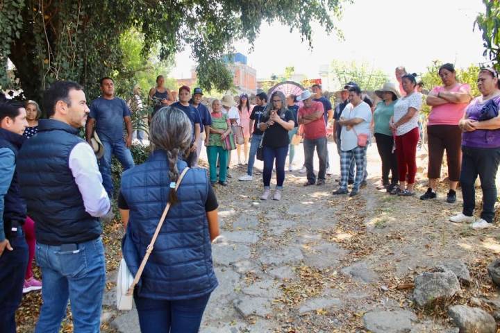 Yankel Benítez Silva supervisa obra con vecinos de Tenencia Morelos