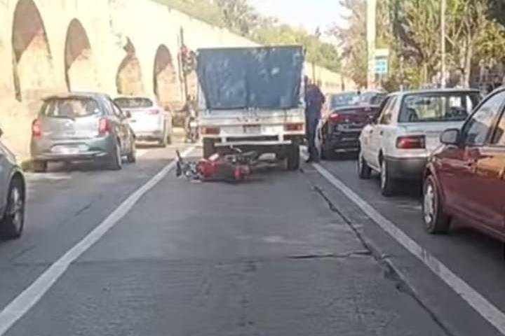 Motociclista se estrella contra camioneta en la avenida Acueducto
