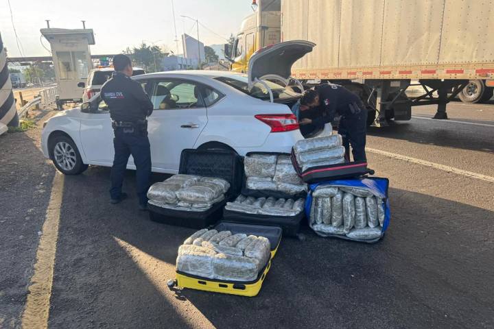 Aseguran Guardianes del Camino 5 maletas con 65 kilos de mariguana en la Autopista de Occidente