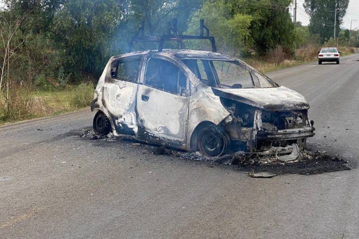 Normalistas queman tres vehículos en Tiripetío