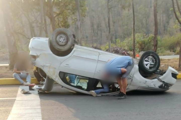 Se registra volcadura automovilística en la Morelia-Pátzcuaro; hay dos heridos